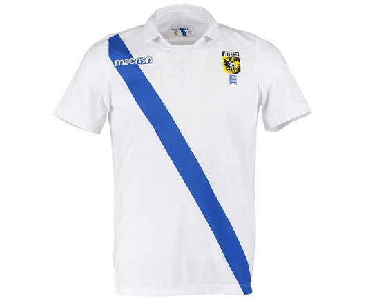 La playera del Vitesse Arnhem de Países Bajos en su versión de visitante llama la atención en la lista por su originalidad frente a los colores originales del equipo. Una franja delgada al frente resulta diferente a otros que usan ese diseño.