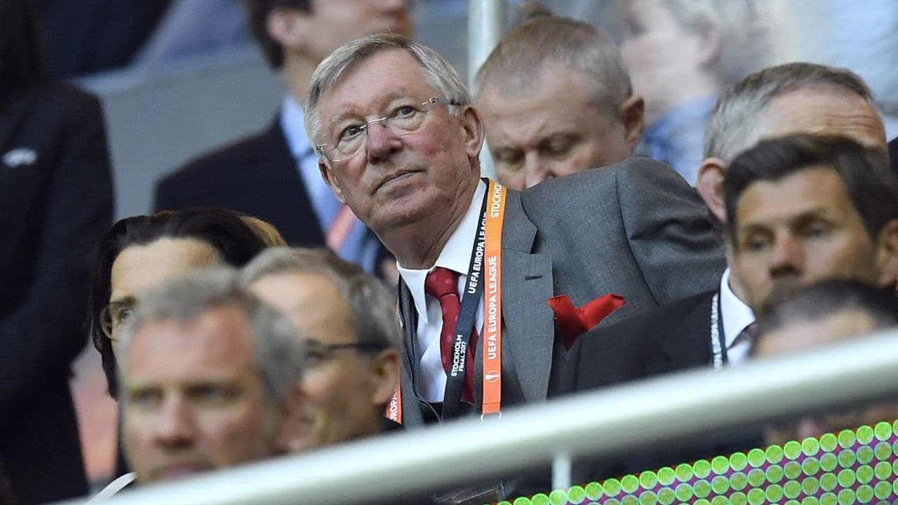 Alex Ferguson sale del coma y muestra signos de recuperación tras cirugía