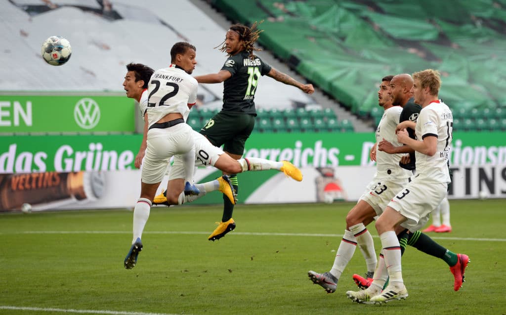 Kevin Mbabu se levanta y saca un poderos cabezazo que deja sin opciones al arquero alemán Kevin Trapp.