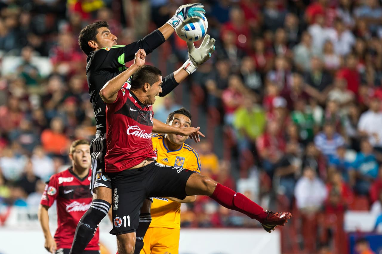 También tiene buen juego aéreo y casi nunca se amarra bajo palos.