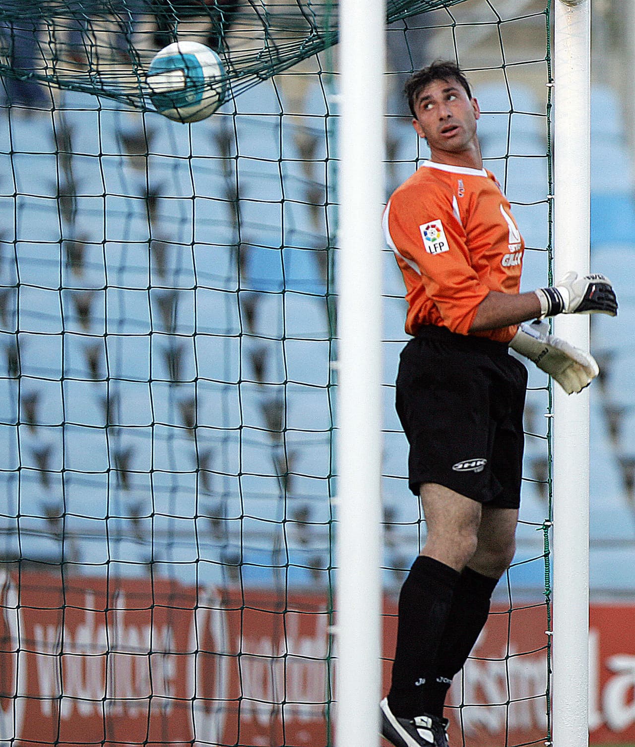 Getafe es un suburbio de Madrid, aunque (a diferencia de otros clubes humildes madrileños como el Rayo Vallecano o el Leganés) carece de verdadera afición.