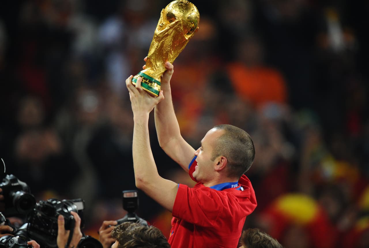 Mientras brillaba con el Barcelona también hacía historia con la selección de España. Tras ganar dos Eurocopas, el equipo ibérico tocaba el cielo en Sudáfrica 2010 con la Copa del Mundo y el recordado gol de Iniesta.