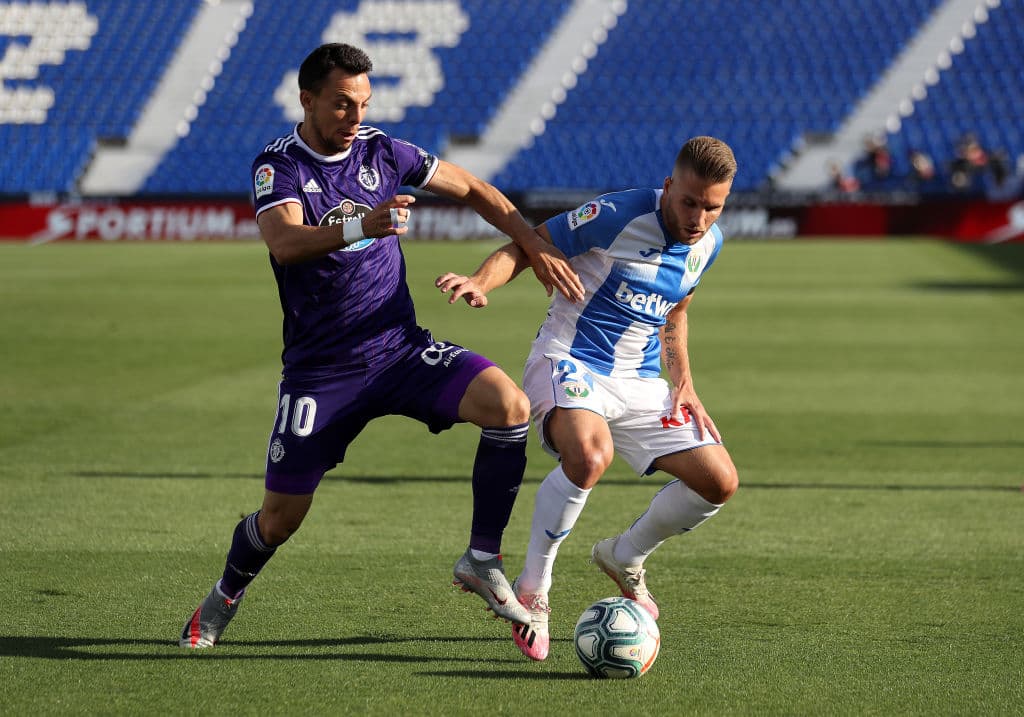 Kevin Rodrigues gana por velocidad, le quita el balón a Oscar Plano y rápidamente descarga el balón con su compañero Roque mesa.