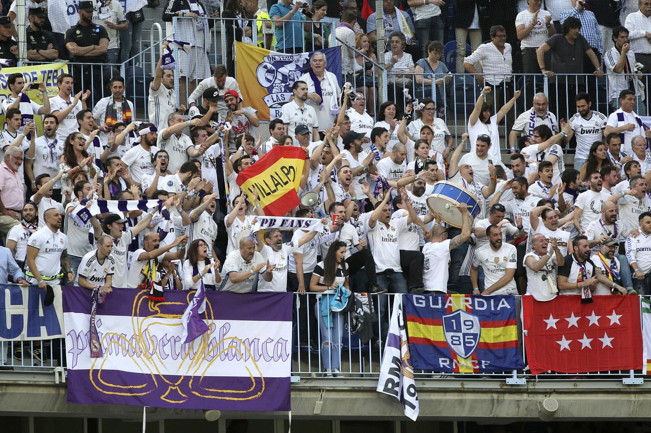 La fanaticada de Real Madrid llegó para acompañar al equipo a celebrar su partido y título.