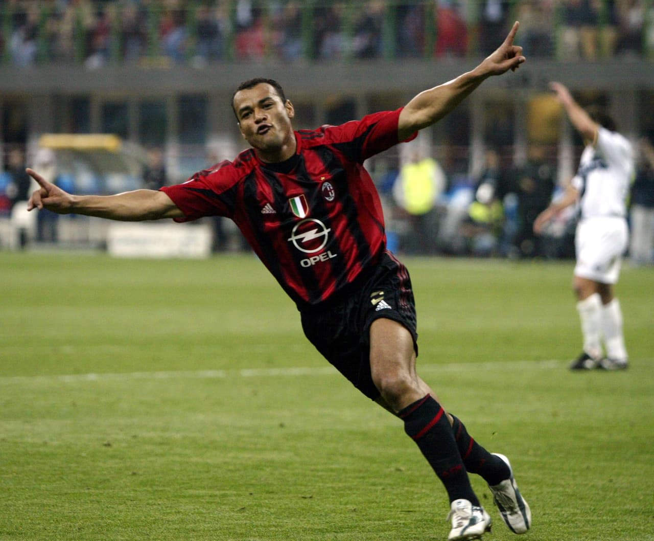 Su manera de jugar en el campo lo llevó a ser comparado con un exjugador brasileño de los años 50 llamado Cafuringa.