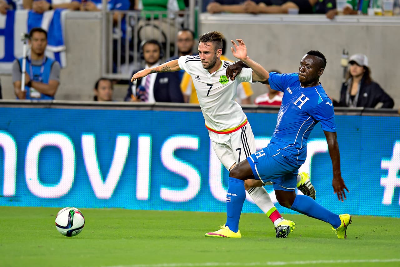 7 Miguel Layún, por el esquema, no pudo hacer sus cabalgatas acostumbradas por la banda izquierda, pero cumplió su labor defensiva.