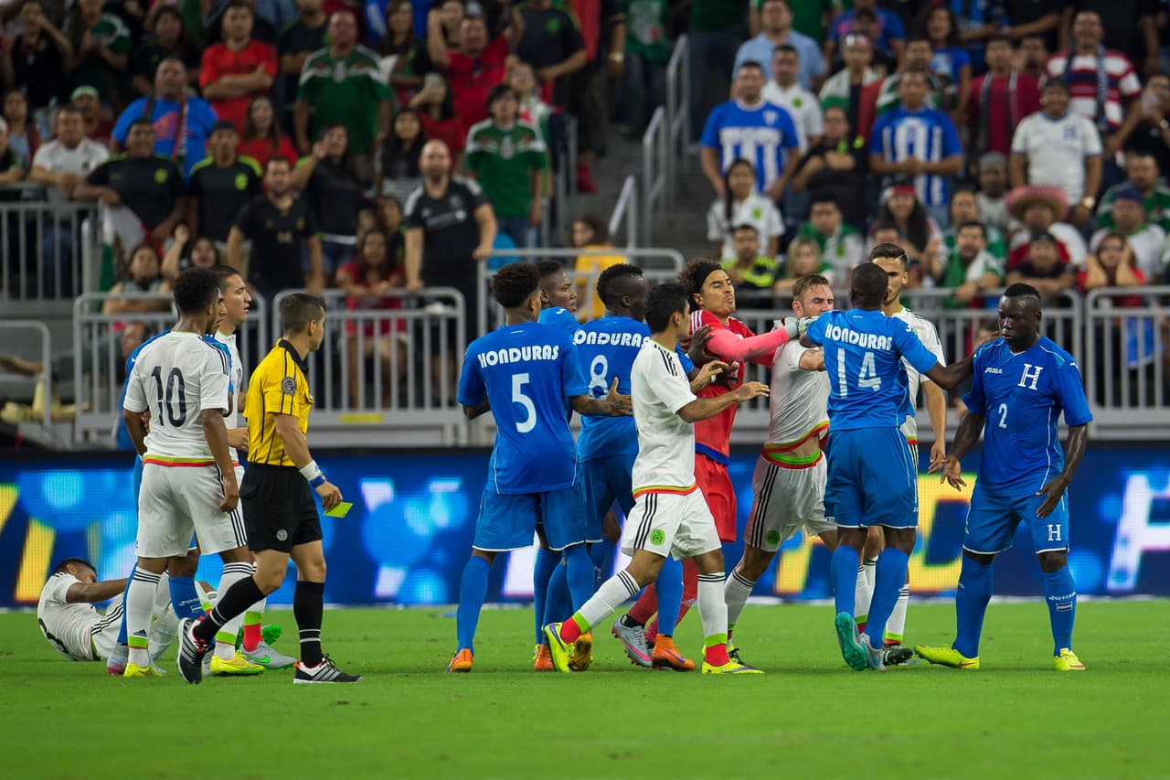7 Guillermo Ochoa no tuvo mucho trabajo bajo los tres postes mexicanos, pero lo que tuvo lo solvento sin muchos problemas.