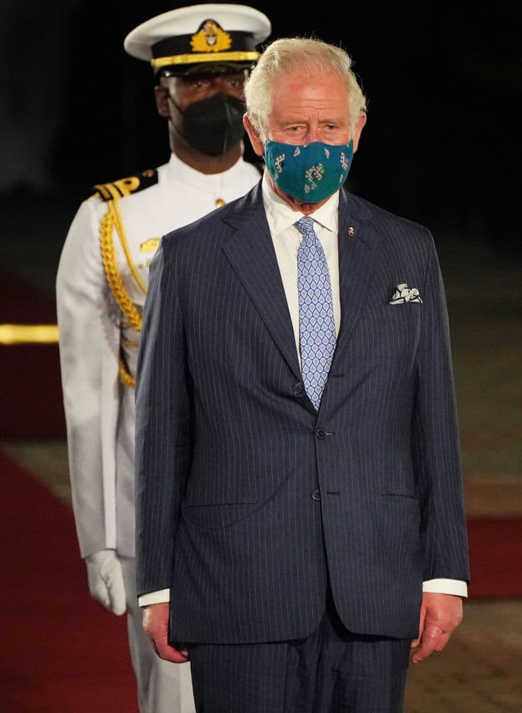 La reina estuvo representada por su hijo, el príncipe Carlos, quien habló brevemente sobre el trascendental cambio y se refirió al oscuro pasado colonial de la isla bajo el dominio británico.