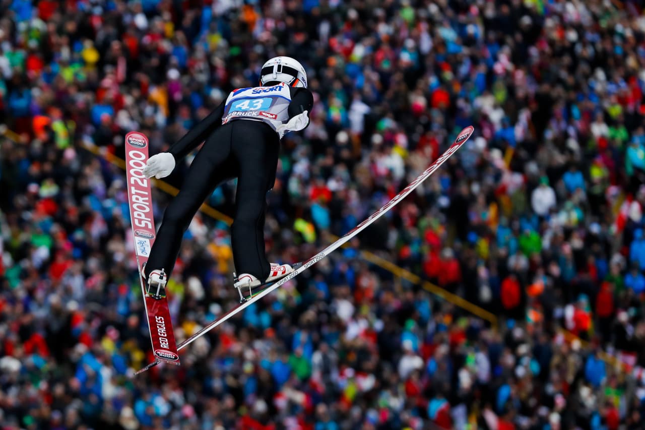 La competencia en Innsbruck (Austria) es la décima en el calendario de la Copa Mundo de salto en esquí masculino de la Federación Internacional de Esquí (FIS), la primera del 2017 y que finalizará el 26 de marzo. La capacidad de los atletas se mezcla con el espectáculo de su vuelo en medio de bellos paisajes y a una gran velocidad.