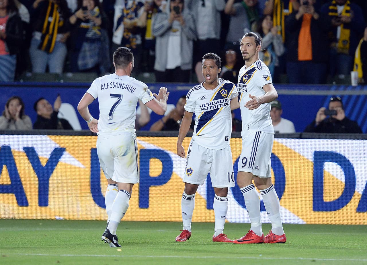 Giovani dos Santos compartió con Zlatan Ibrahimovic (derecha) en su última temporada con el Galaxy, quendando por fuera de los Playoffs de la MLS.