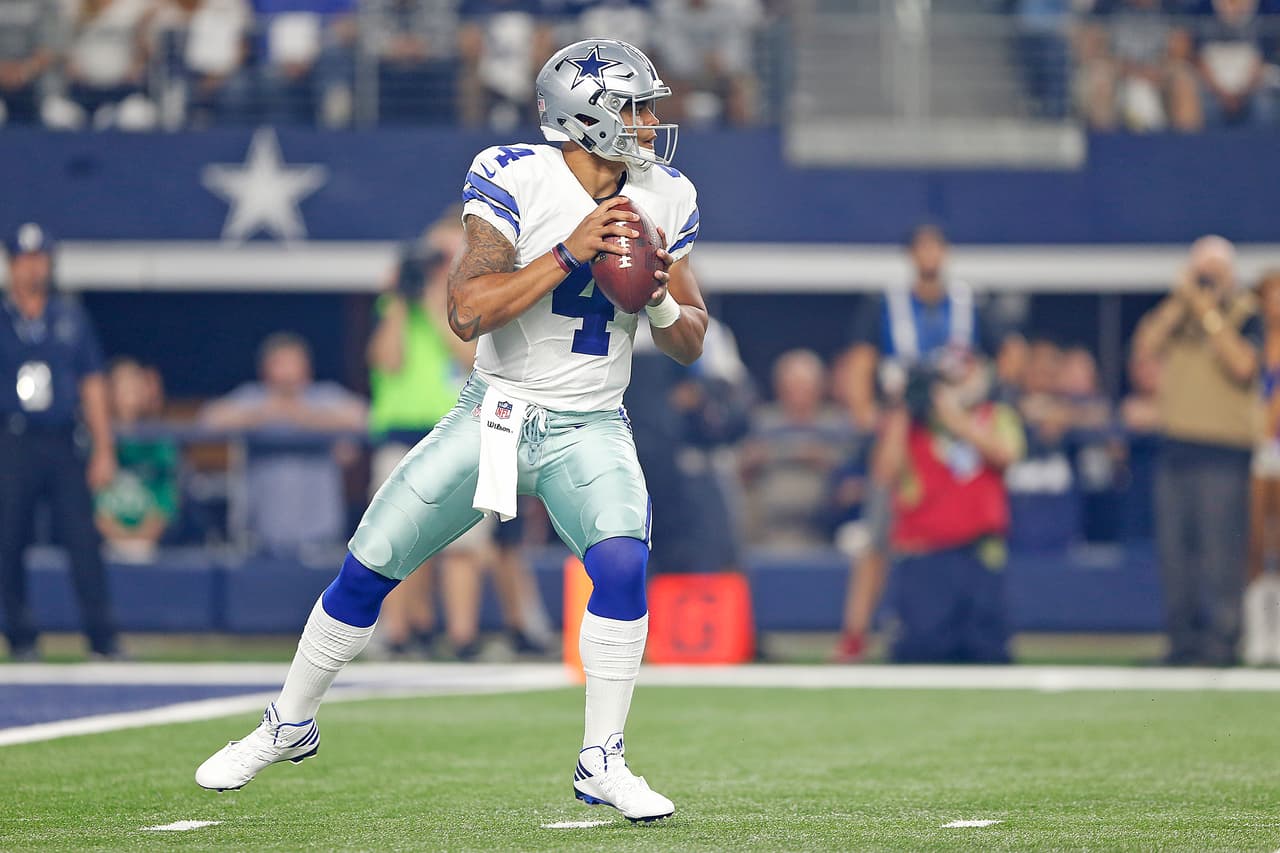 <b>Dak Prescott – QB, Dallas Cowboys</b>
<br>De nuevo uno de los novatos sensación de los Cowboys (6-1) aparece en listado entre lo mejor de la semana. ‘Dak Attack’ tuvo su primera prueba ante Carson Wentz y salió avante, aunque cometió algunos errores y su equipo perdía entrando al último cuarto. Prescott se las ingenió para mejorar su mal inicio -completó apenas el 50% de sus pases y fue interceptado- y culminó con 287 yardas, 38 más por tierra y tres touchdowns, uno personal y dos con las figuras Dez Bryant y Jason Witten para ganarle a Philadelphia 29-23 en tiempo extra.