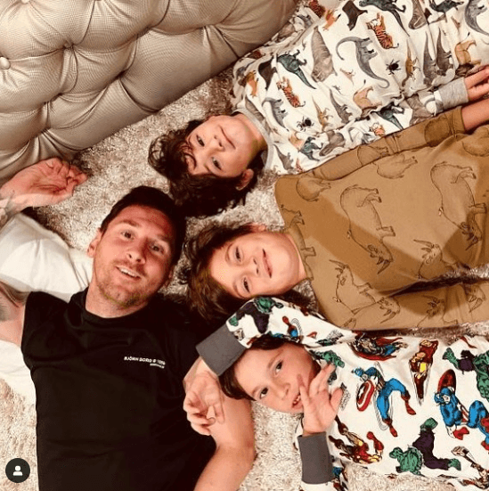 A cada oportunidad, Leo presume con sus más de 330 millones de seguidores en Instagram conmovedoras fotografías de su familia. Al respecto, en octubre de 2019, el astro de futbol admitió qué es lo que más admira de su esposa.
