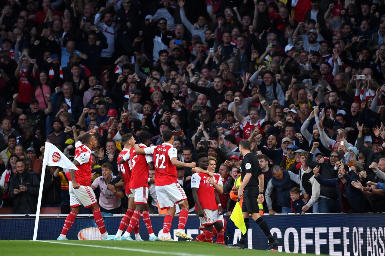 Arsenal derrotó al Liverpool y está en la cima de la Premier League.