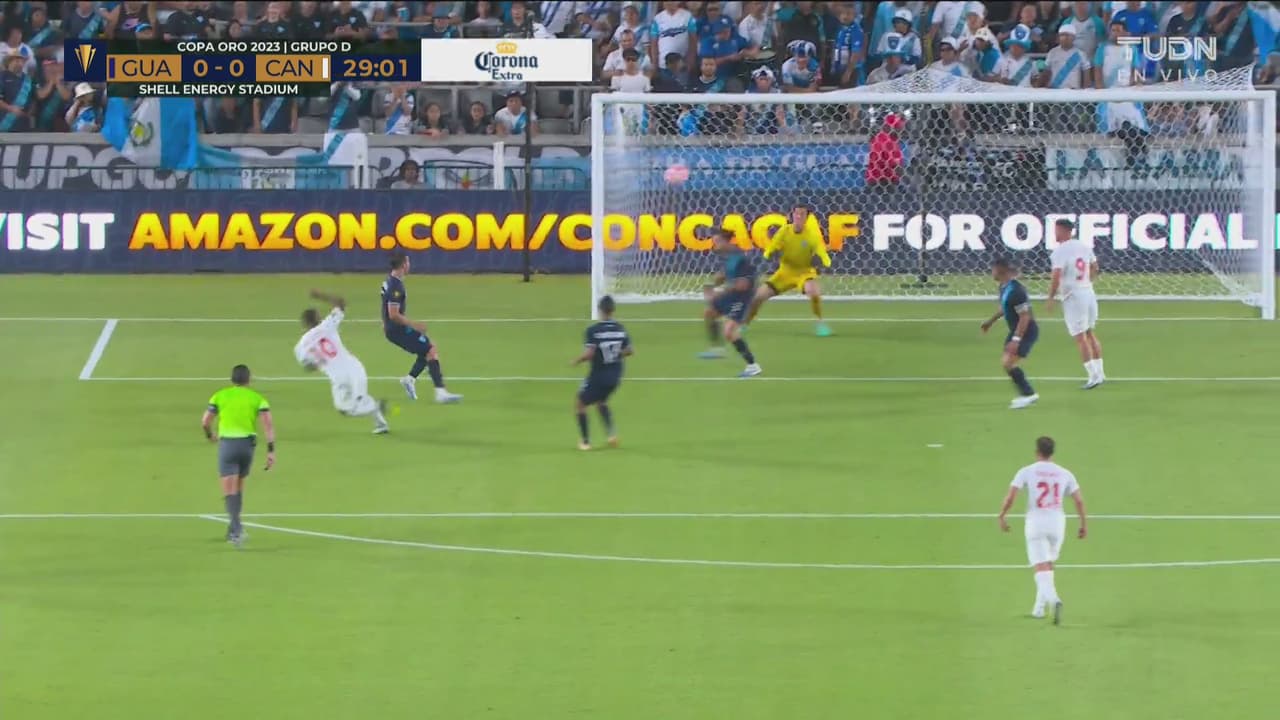 ¡Ya presiona más Canadá! Junior Holett estuvo cerca de romper el cero