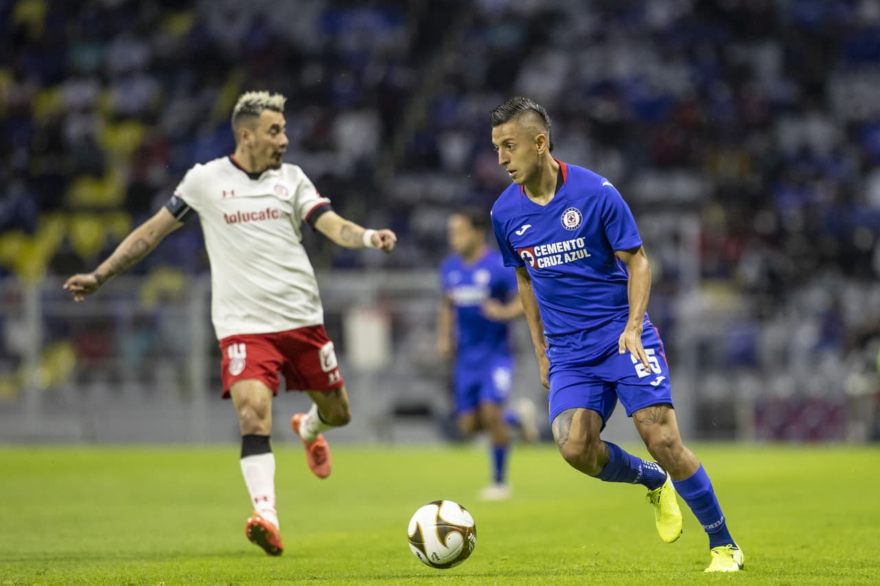 Desde el inicio, Cruz Azul arrinconó a Toluca y el 'Piojo' Alvarado fue un dolor de cabeza para la última línea de los Diablos.