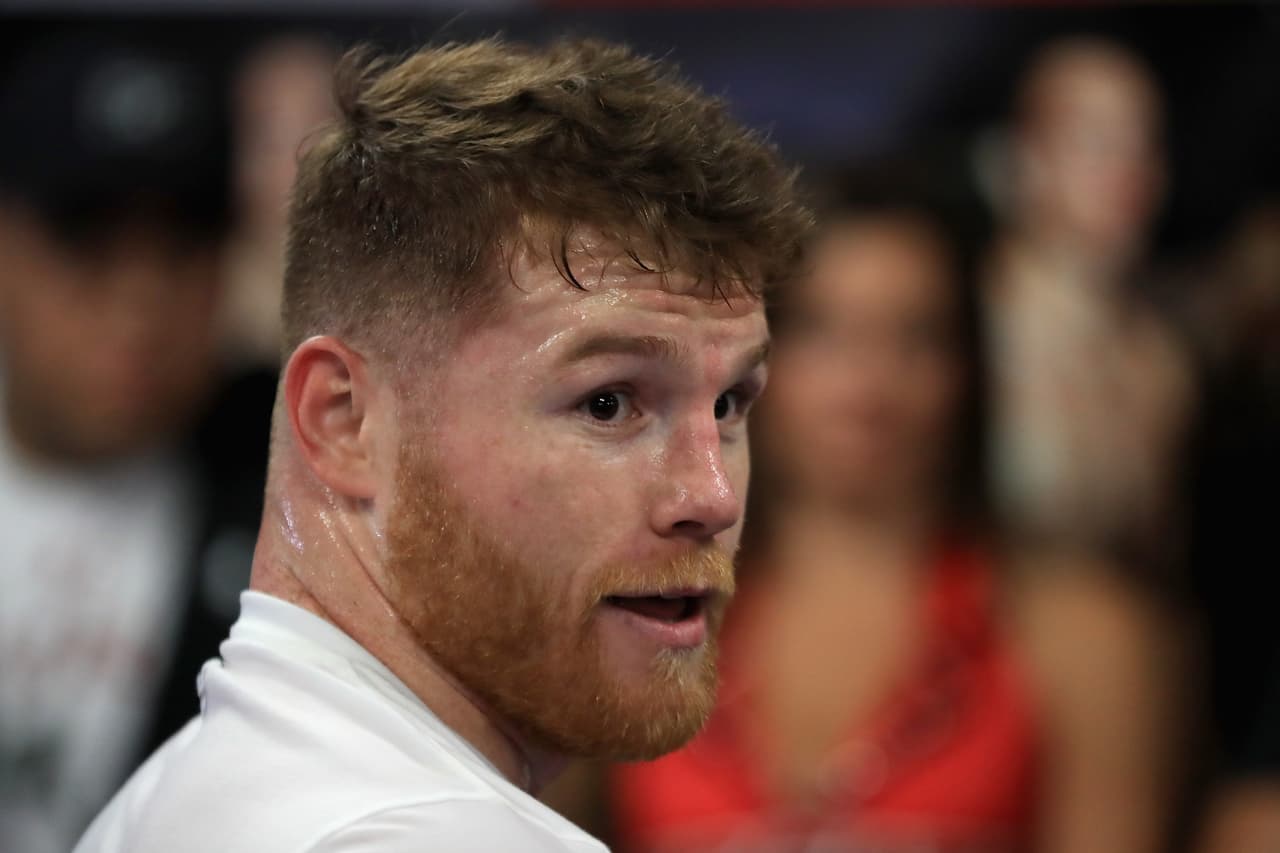 Canelo enloquece con el nuevo casco de Checo Pérez