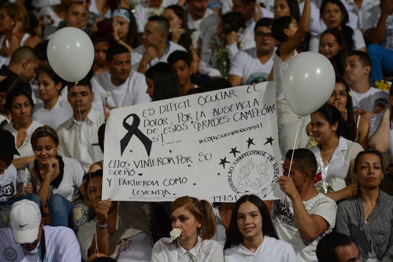 Muchos de los asistentes llevaron mensajes. Es posible que algunos hayan pasado desapercibidos, pero el clamor de los presentes fue presentar sus respetos y cariño.