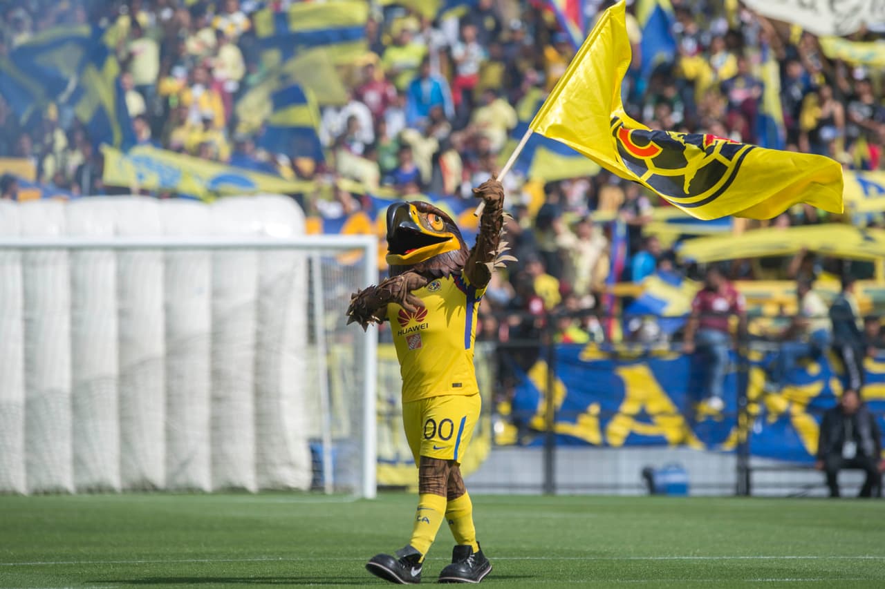 Las Águilas, tanto el equipo varonil y femenil, convivieron con los aficionados y se tomaron la foto oficial con ellos en el Estadio Azteca.
