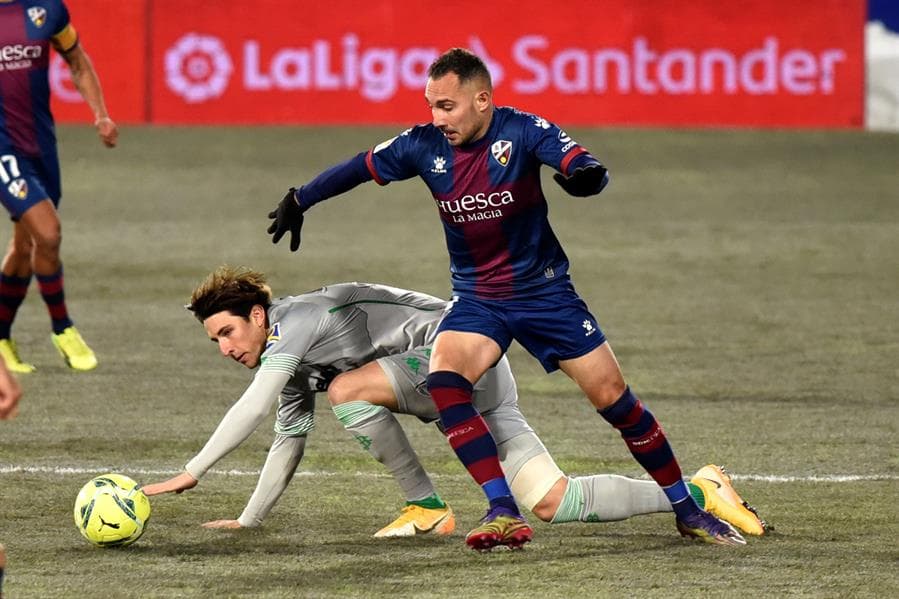 El Real Betis, con goles de Aissa Mandi y Antonio Sanabria, y con 10 hombres en cancha, obtiene cómoda victoria sobre Huesca en la J18 de LaLiga. Diego Lainez fue titular durante el encuentro.