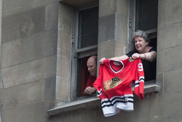 Patrick Kane, uno de los jugadores estrellas, fue uno de los primeros en tomar el podio.