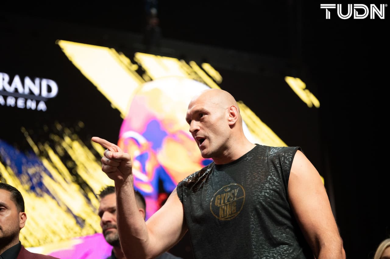 Tyson Fury (273 libras) y Deontay Wilder (231) protagonizaron un pesaje inusual al no poder realizar el tradicional cara a cara.