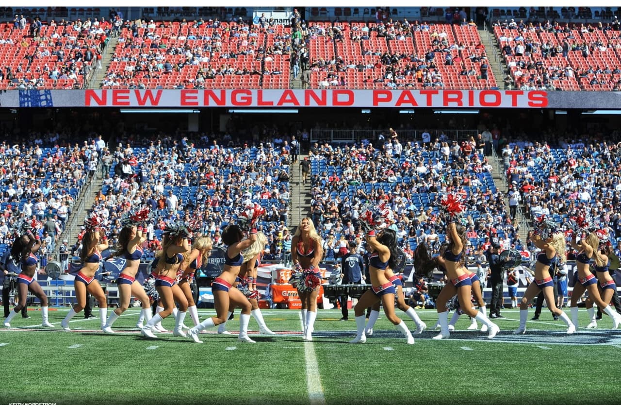 Capitana de las porristas de los New England Patriots, viajó a Hawaii para representar a su equipo en el Pro Bowl 2016. ¡Checa lo mejor de ella!