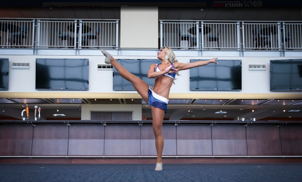 Capitana de las porristas de los New England Patriots, viajó a Hawaii para representar a su equipo en el Pro Bowl 2016. ¡Checa lo mejor de ella!