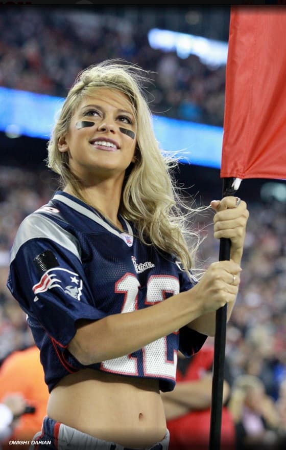 Capitana de las porristas de los New England Patriots, viajó a Hawaii para representar a su equipo en el Pro Bowl 2016. ¡Checa lo mejor de ella!