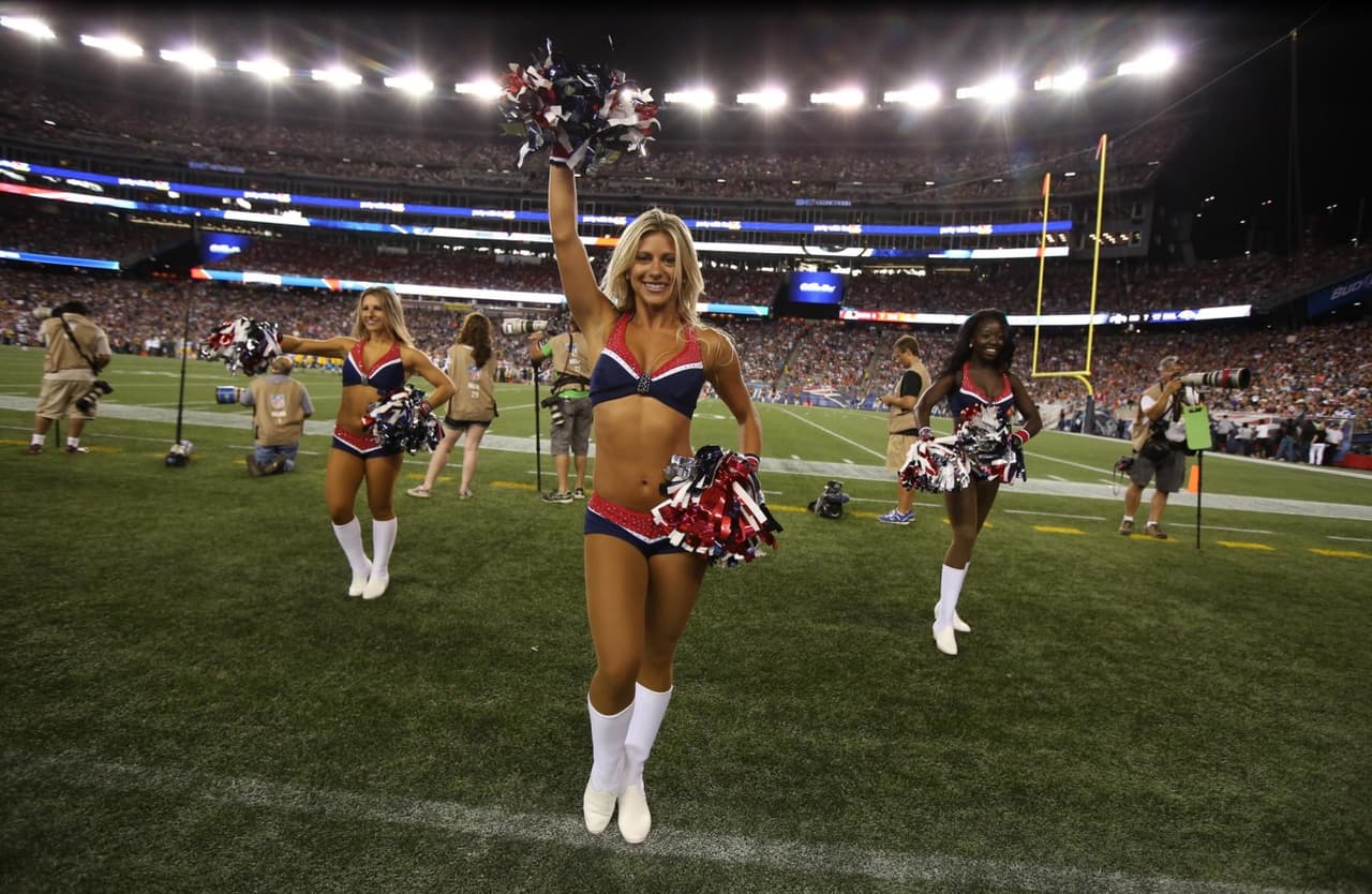 Capitana de las porristas de los New England Patriots, viajó a Hawaii para representar a su equipo en el Pro Bowl 2016. ¡Checa lo mejor de ella!