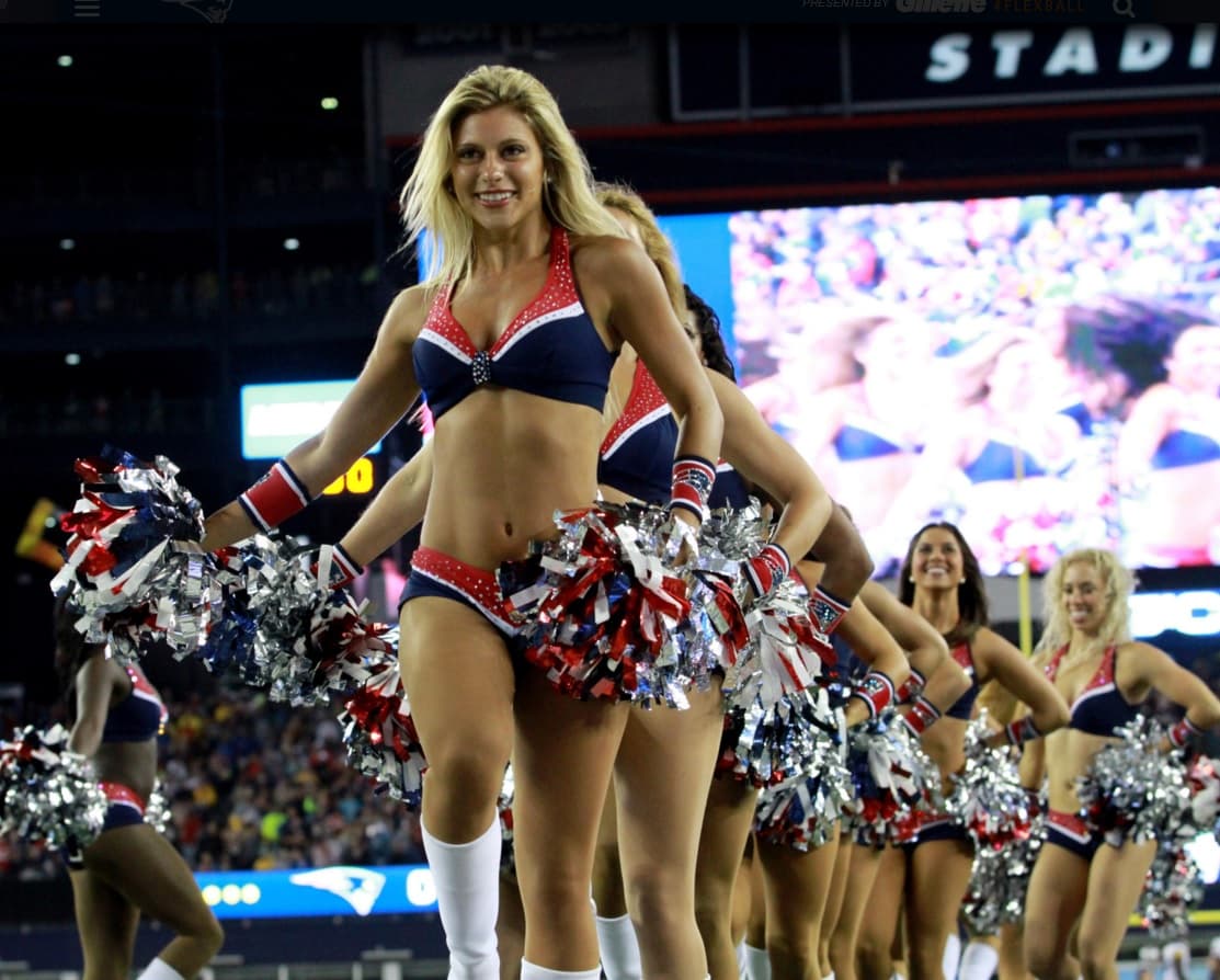 Capitana de las porristas de los New England Patriots, viajó a Hawaii para representar a su equipo en el Pro Bowl 2016. ¡Checa lo mejor de ella!