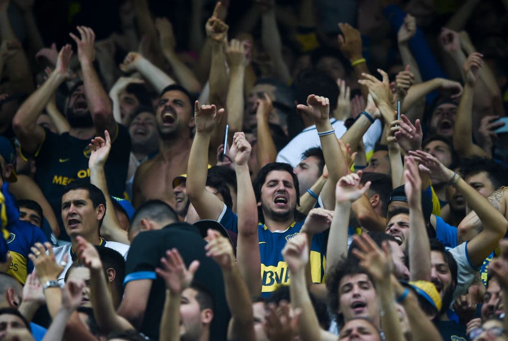 Los hinchas de Boca Juniors y River Plate viven con pasión la ida en la final de Copa Libertadores. Los xeneizes lo disfrutan en La Bombonera, mientras los 'millonarios' apoyan en el Monumental, pues no pueden ir al estadio de su rival.