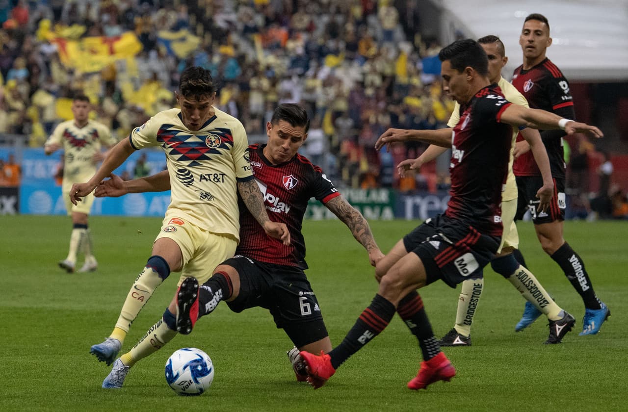 Edgar Zaldívar realiza una gran barrida sobre Leonardo Suárez y le roba la pelota.