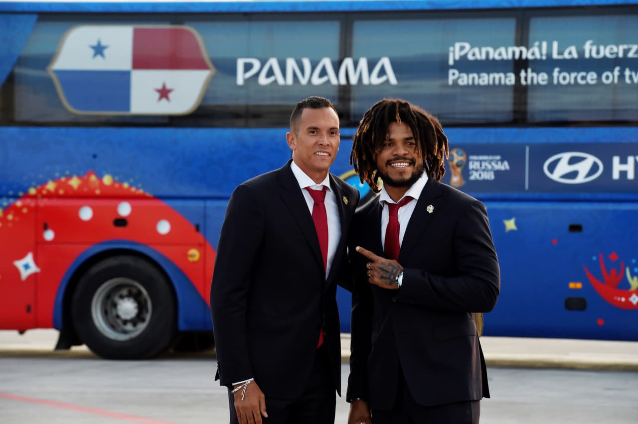 Una de las primeras selecciones que estrenó su transporte oficial en la Copa Mundial Rusia 2018 fue la de Panamá, cuyo slogan "¡Panamá, la fuerza de dos mares!" comenzó a verse por todas las ciudades rusas. En la imagen, los jugadores Blas Pérez y Román Torres.