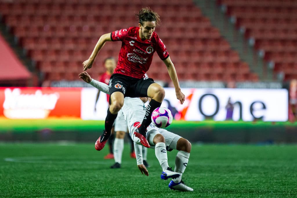 El conjunto de Tijuana se quedó sin posibilidades de seguir compitiendo en el Guard1anes 2020. | Víctor Guzmán (36’) y Roberto de la Rosa (73’) sellaron el triunfo para los de Pezzolano. Tijuana se enfrentará a Querétaro y Pachuca se medirá a Necaxa en la última jornada de la competición.