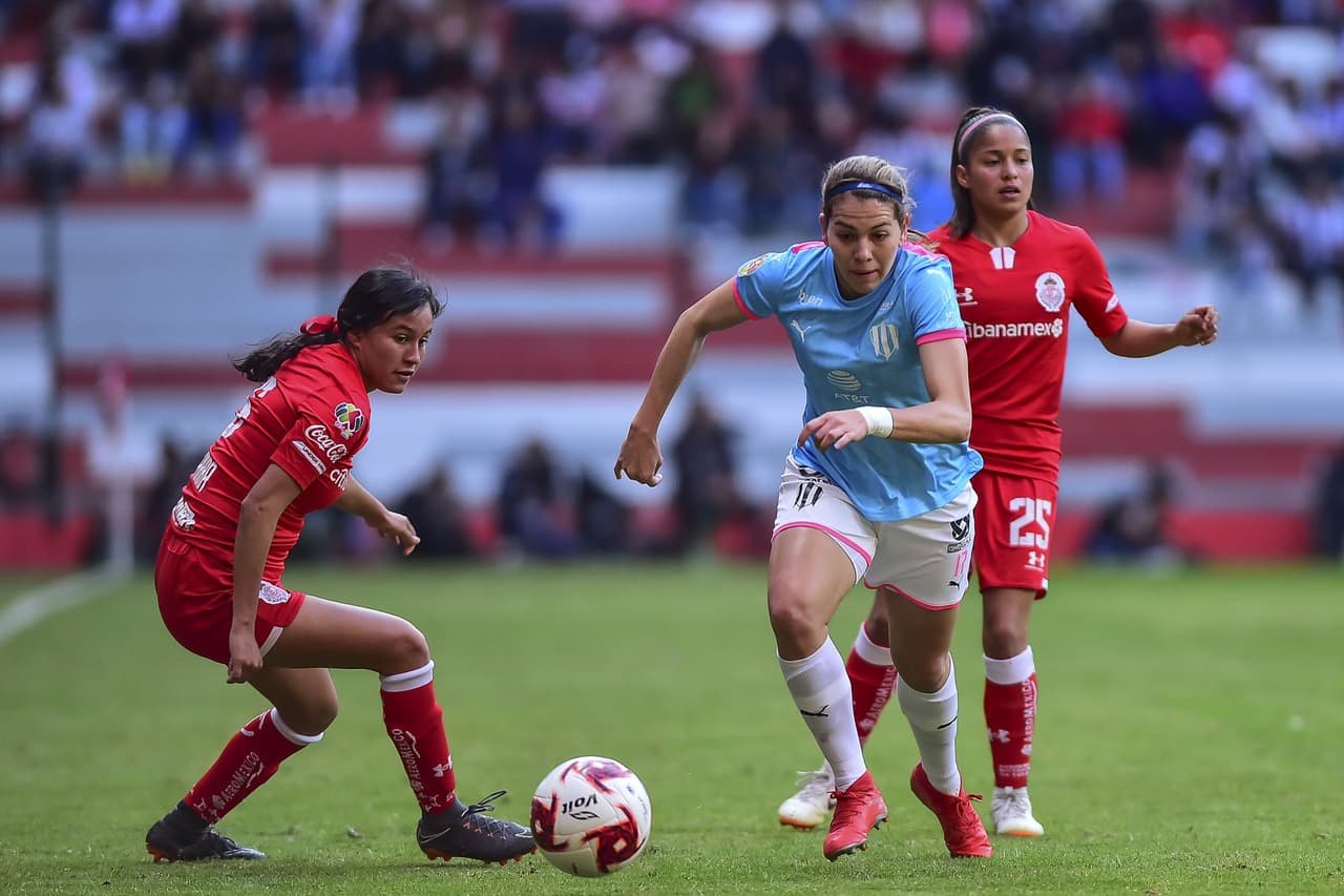 Con goles de Desiree Monsiváis, Rayadas venció, no sin sufrir al final 1-2 a las Diablitas del Toluca, en la Bombonera, Karla Saavedra descontó para las locales.