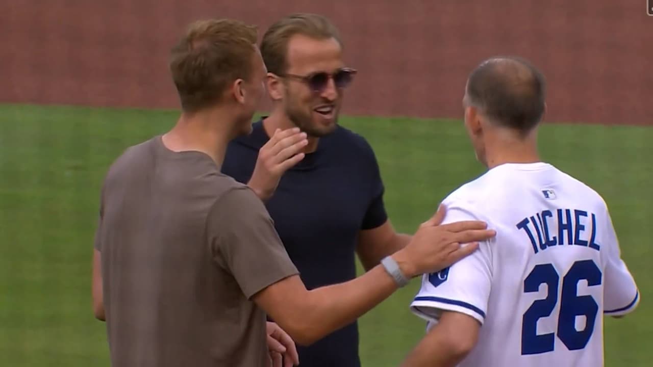 Thomas Tuchel, entrenador de Inglaterra, lanzó la primera bola en el Royals vs. Cardinals