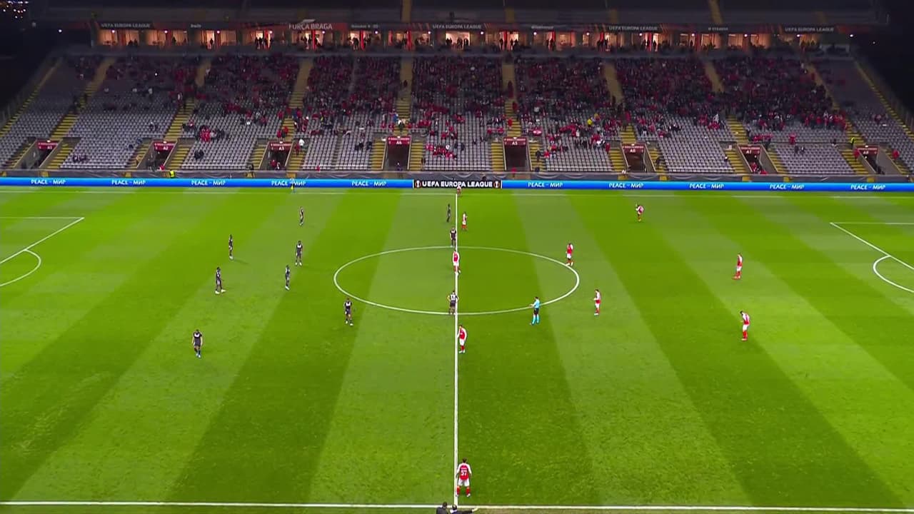 Arranca el partido y la pelota está en juego.