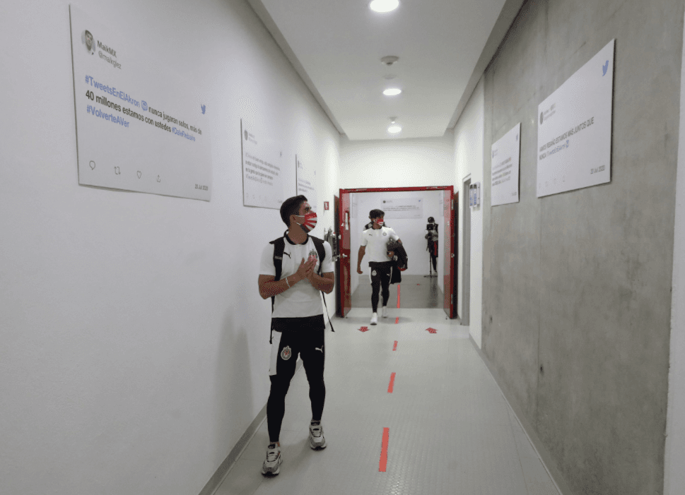 Tuits invaden el vestidor de Chivas previo al juego ante León