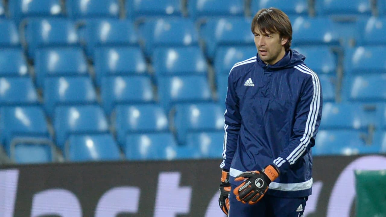 COVID-19 obliga a Ucrania a llamar a auxilar retirado como portero