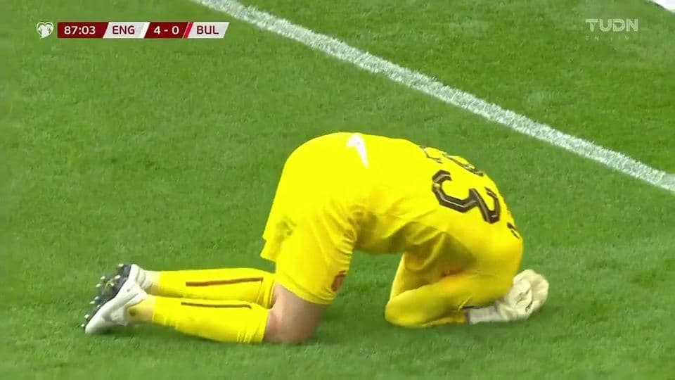 Strahil Popov despeja el balón y aleja el peligro