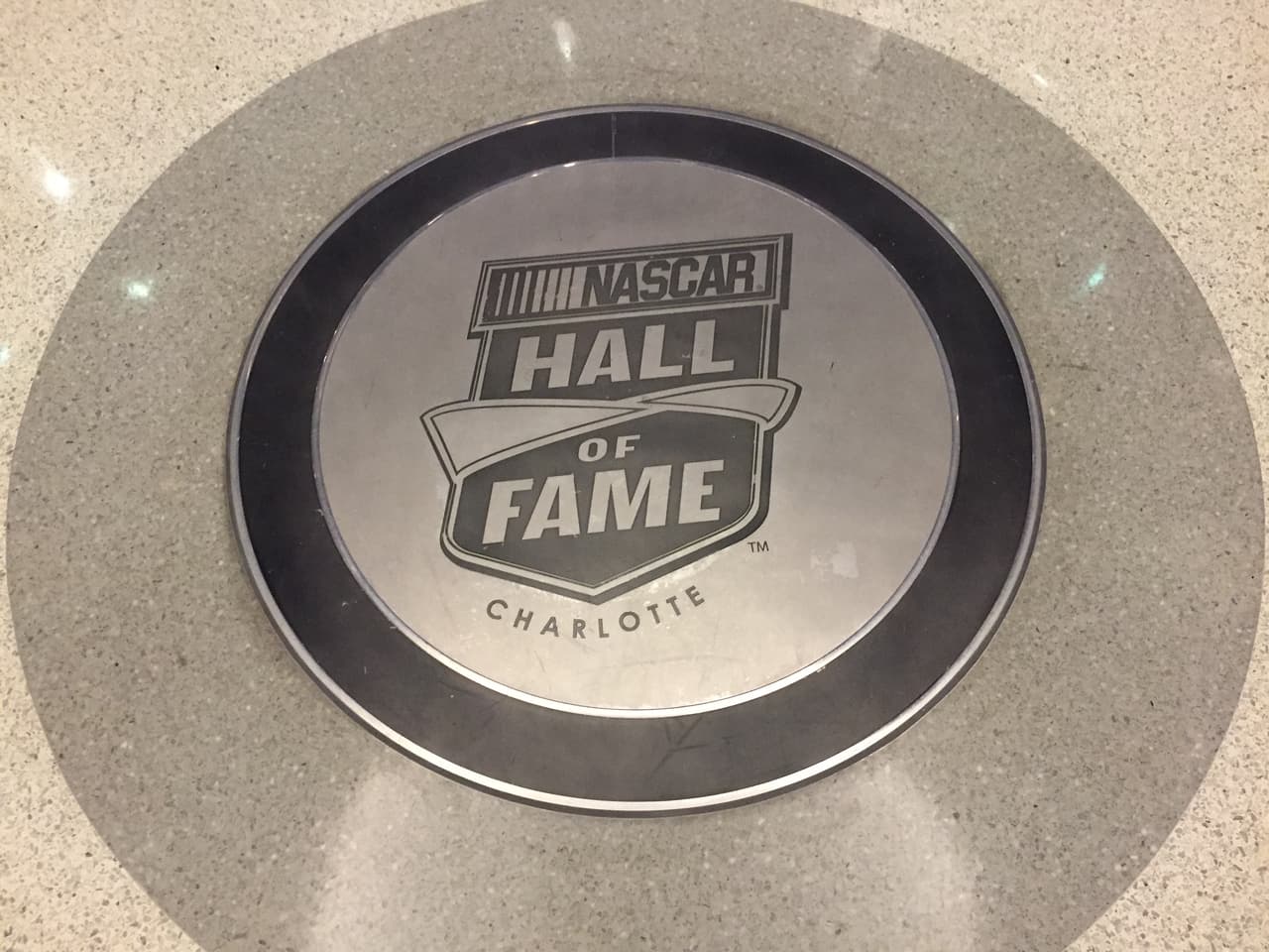 Detalles por doquier en el Salón de la Fama de la NASCAR.