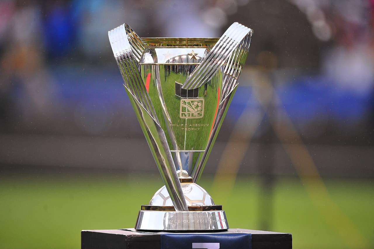 Este es el trofeo de la Copa MLS. La pieza de metal con la que sueñan los 20 equipos de la liga y que quedará en manos del campeón de 2016. Su nombre oficial es Trofeo Philip F. Anschutz, en homenaje al empresario que fue y sigue siendo uno de los pioneros de la liga. (Crédito: Reuters)