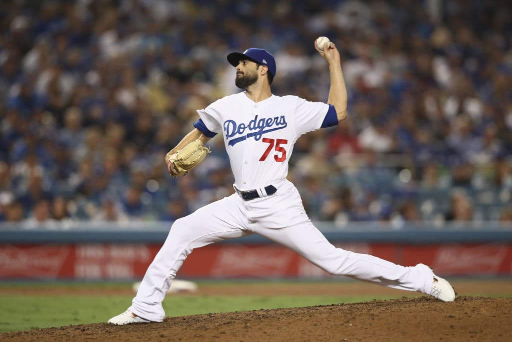 Los malos lanzamientos del relevista Scott Alexander resultaron costosos para los Dodgers en la parte alta de la entrada 13.