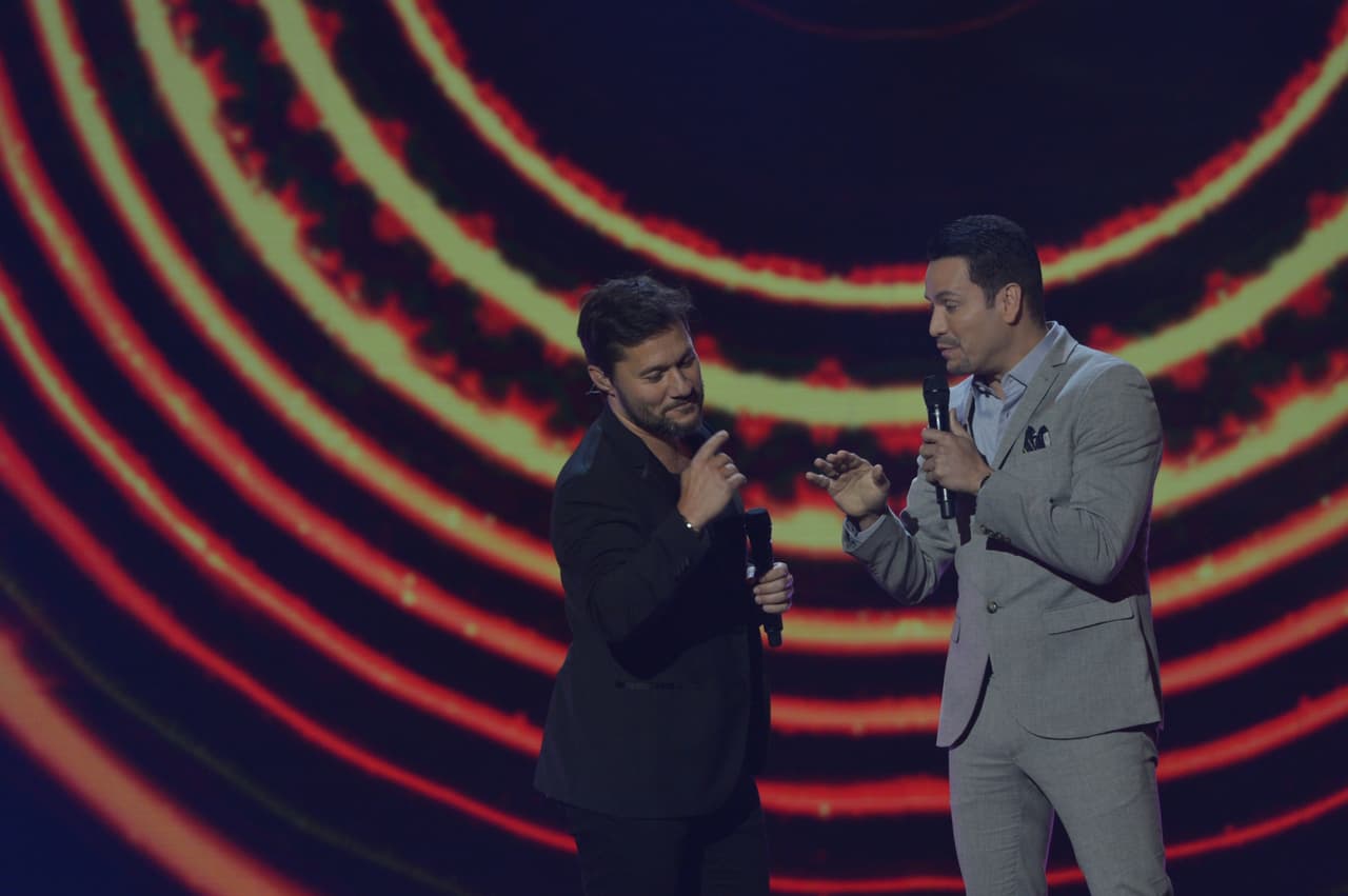 Los dos latinos cantaron "Hoy es Domingo", un tema que cautivó a los asistentes.