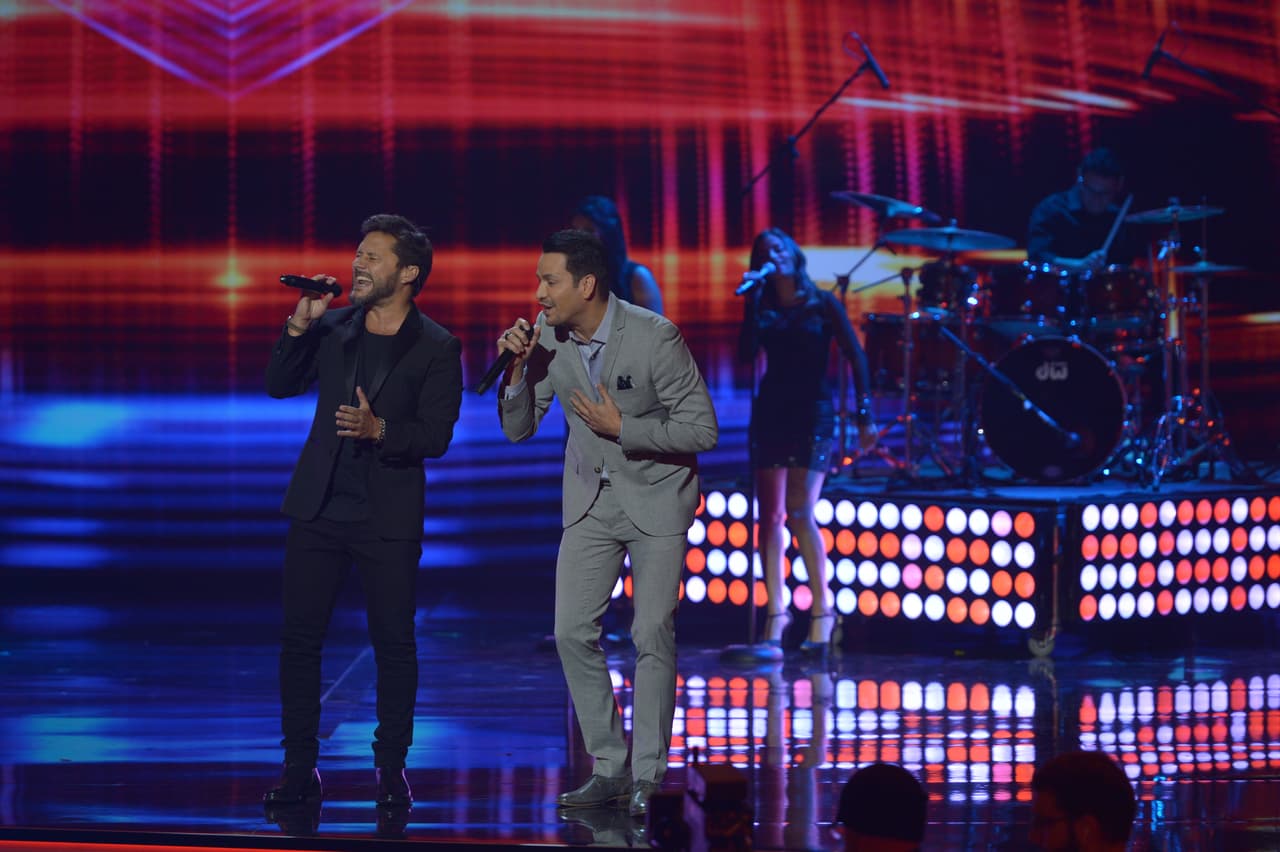 La sorpresa de la noche la dio Victor Manuelle quien subió al escenario para cantar con el argentino.