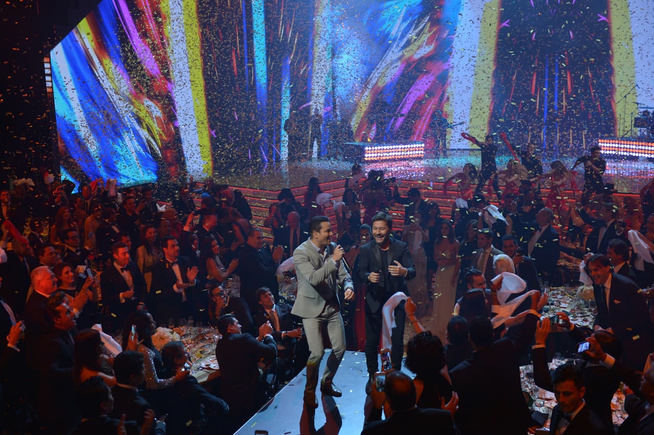Al final los dos cantantes pusieron a bailar a todos a ritmo de su canción en una lluvia de confeti.