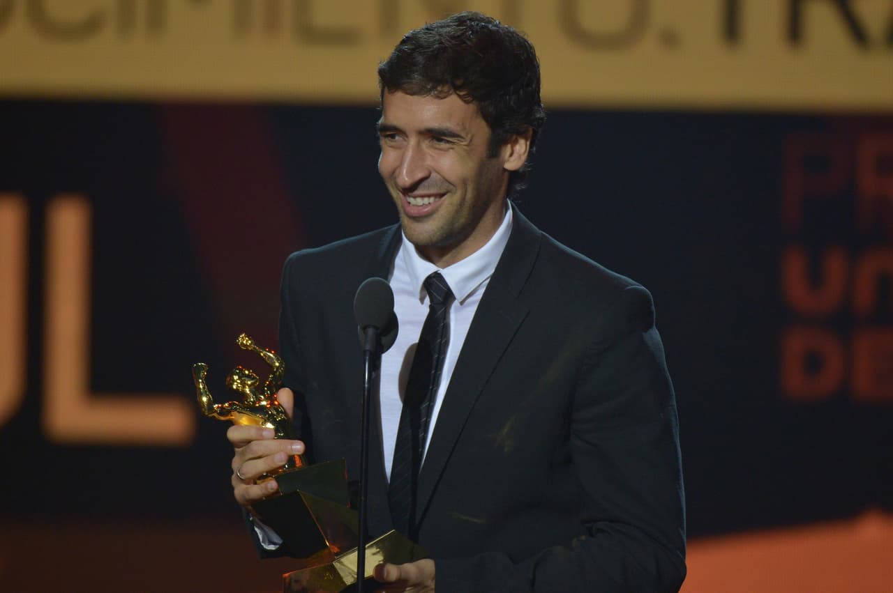 El delantero ex del Real Madrid recibió la estatuilla por Trayectoria Deportiva.