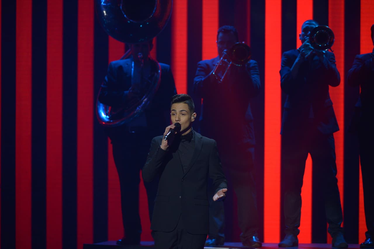 El cantante generó un ambiente de amor y romance con su tema, el cual fue muy aplaudido al final de su presentación.