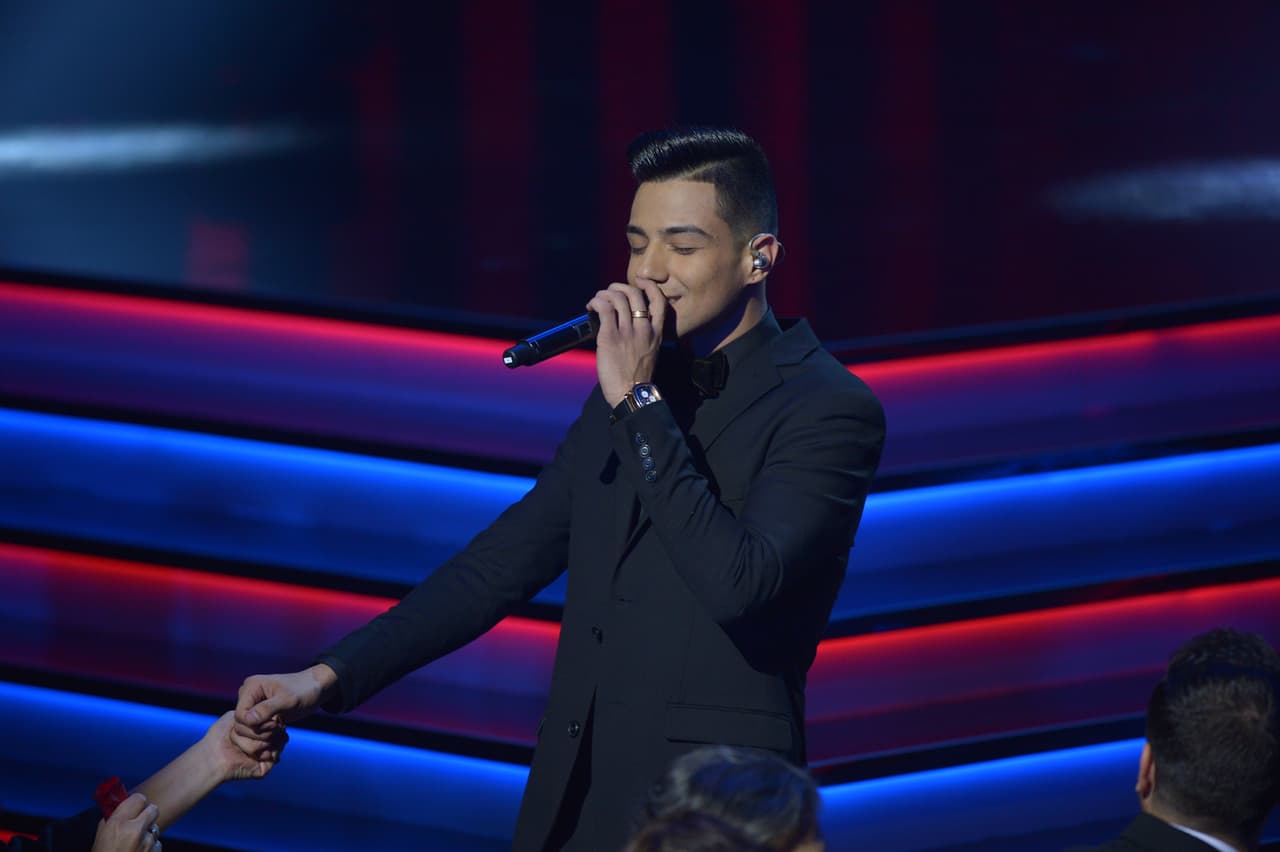 Luis Coronel sacó el lado romántico de los asistentes con su tema "Nada más por eso".