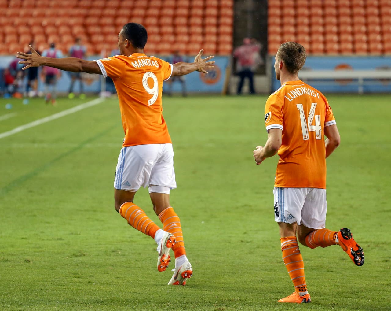 El gol de Mauro Manotas sirvió para que el Dynamo avance a cuartos de final.